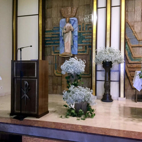Decoracion iglesia flores blancas