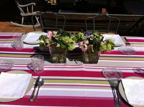 Decoracion mesa terraza flores