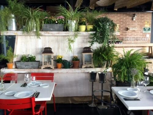Decoracion restaurante muchas flores