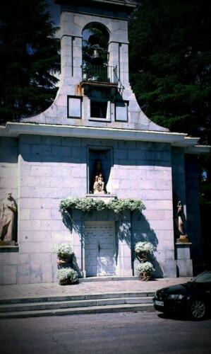 Iglesia decoracion flores exterior